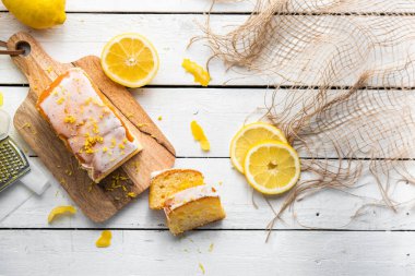 Birkaç dilim limonlu kek, limonlu kek, ev yapımı, şeker, un, bal, maya ve limon, tatlı ya da kahvaltı için, ahşap bir arka planda..