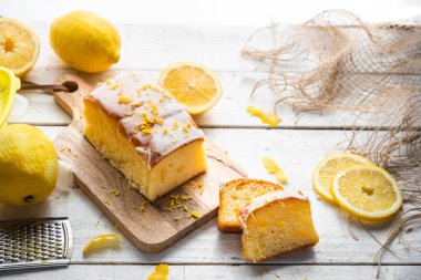 Birkaç dilim limonlu kek, limonlu kek, ev yapımı, şeker, un, bal, maya ve limon, tatlı ya da kahvaltı için, ahşap bir arka planda..