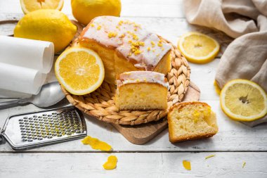 Birkaç dilim limonlu kek, limonlu kek, ev yapımı, şeker, un, bal, maya ve limon, tatlı ya da kahvaltı için, ahşap bir arka planda..