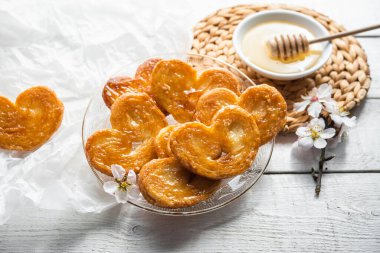 Ballı poğaça avuçları. Kahvaltı için un, şeker, bal ve yumurta, endüstriyel ya da ev yapımı.