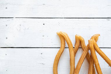 Tipik İspanyol churro 'ları un, su, tuz ve yağdan yapılır.