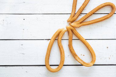 Tipik İspanyol churro 'ları un, su, tuz ve yağdan yapılır.