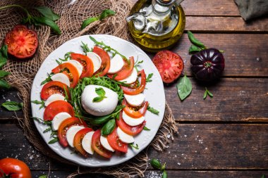 Tipik İtalyan inek ya da bufalo mozzarella peyniri, roka, fesleğen, domates, zeytinyağı ve tuz, tipik Caserta ve Saleno, İtalya.