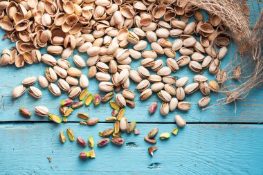 Bir sürü taze toplanmış organik şam fıstığı, bol miktarda fotokopi alanı ile birlikte yemeye hazır. Kaçık. Pistacia vera