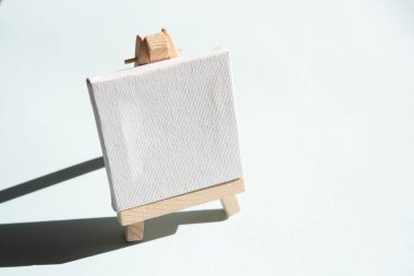 Kürsü, beyaz tuval ile sehpa, ve beyaz arkaplanda mesaj için boşluk