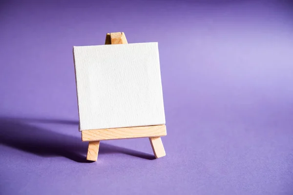 レッテルと白いキャンバスと紫の背景にメッセージの空間 — ストック写真