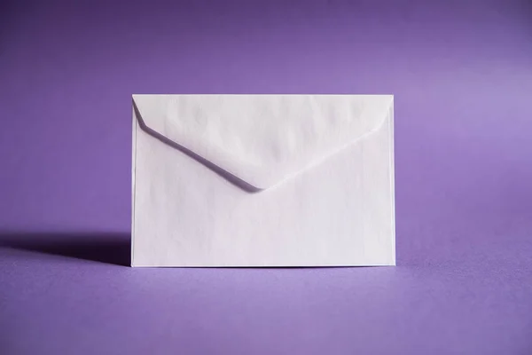 Une Enveloppe Blanche Sur Fond Violet Envoyer Message Élément Nouvelles — Photo
