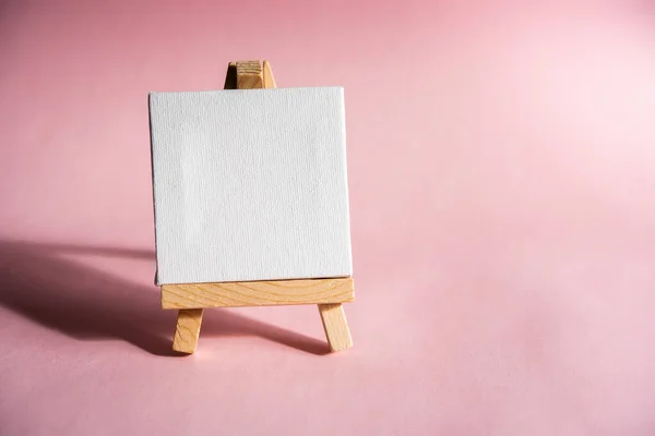 Lectern Easel White Canvas Space Message Pink Background — Stock Photo, Image