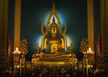 Güzel antik Buda, Tayland 'da Asya' nın altın antik sanat Buda 'sı huzurlu görünüyor.