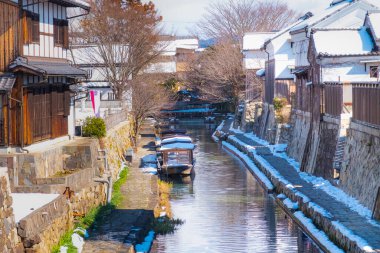 Güzel ve temiz bir kanal kışın seyahat köyünde eski, Japon ya da turist kanalı ile çevrilidir.