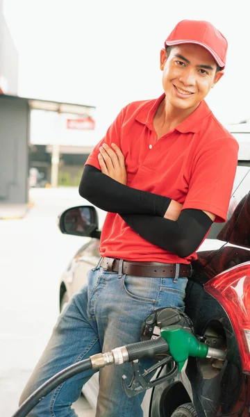 Asiático Trabajador Gasolinera Hombre Apoyado Contra Coche Negro Mirando Directamente — Foto de Stock