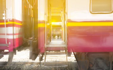 Tren istasyonundaki demir tren kapısından parlayan güneş ışığı, Asya 'daki tren kalkış ya da varış yolu için.