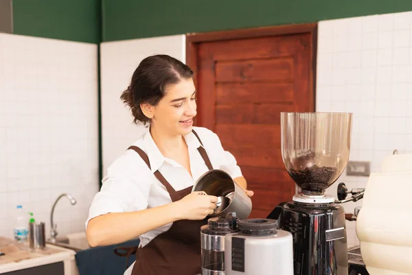 Hermosa Barista Caucásica Mujer Pie Sacar Los Granos Café Del — Foto de Stock