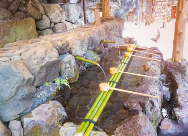 Japonya 'da kışın içmek için taştan bambu musluğu. Keşiş ya da turist için Asya Japonya Tapınağı' ndaki dağda su içmek için doğa.