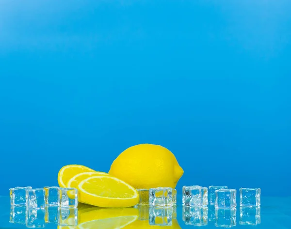 Nahaufnahme Zitrone Eis Und Scheiben Frischer Zitrone Auf Blauem Fliesen — Stockfoto