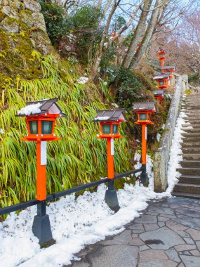 portakal rengi lamba ve sokak lambası kışın Japonya 'daki Dağ Tapınağı' nda, Asya Japonya 'da sokak lambası için eski bir retro fener.