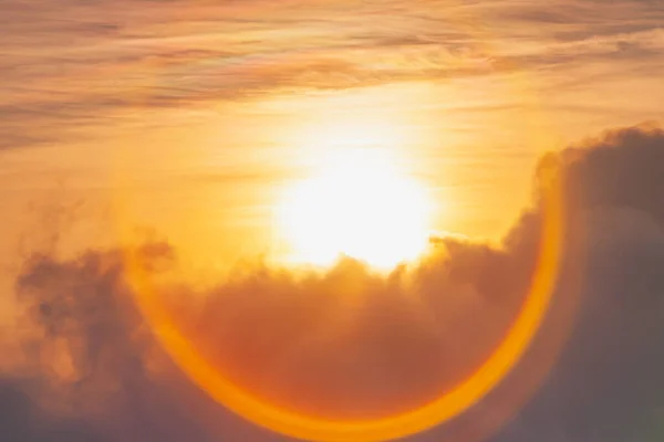黄色の太陽の光が差し込み 日の出や日没時には柔らかい白い雲が空に浮かび 壁紙や背景のために アジアタイの国立公園のピーク山の美しい景観のトップビュー — ストック写真