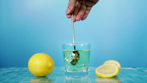 Stirring Fresh Lemon Juice Ice Glass Table Blue Background Bartender — Stock Video