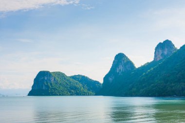 derin mavi deniz manzaralı adanın tropik kayalıklarıyla deniz burnu, yaz aylarında macera veya turist için cennet adasında doğa ormanı uçurumu