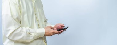 Adam cep telefonuyla çalışıyor, sağa dönüyor, kopyalama alanı beyaz arka plan, profesyonel iş adamı iş üzerinde çalışıyor.