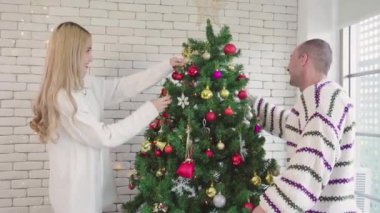 Yılbaşı ağacındaki çift çorap süsü, çift aşığının yaşam tarzı mutlu noeller Noel tatili evde yılbaşından önce ağaçla.
