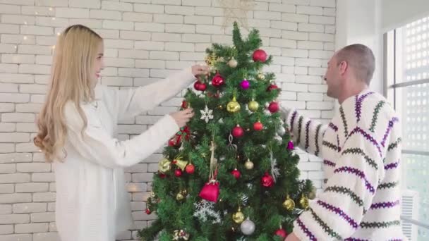 Coppia Decorare Ornamento Calzino Sull Albero Natale Stile Vita Coppia — Video Stock