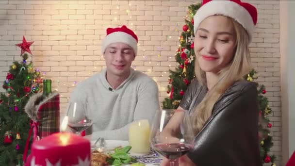 Çiftler Mutlu Bir Amigo Şarabı Noel Günü Birlikte Kameraya Bakın — Stok video