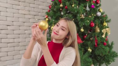 Kadınlar iki elinde Noel balosu süsü oynamaktan mutluluk duyarlar. Romantik çiftlerin yaşam tarzı. Mutlu noeller Noel tatilleri.