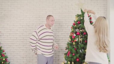 Birkaç erkek Noel günü evleniyor. Romantik aşıkların yaşam tarzı. Yılbaşından önce Noel ağacıyla mutlu Noeller.