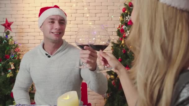 カップル幸せな応援とクリスマスの日に一緒にワインを飲みます 家で新年の前に木とカップルロマンス恋人幸せなメリークリスマス休暇のライフスタイル — ストック動画