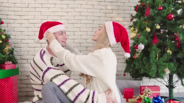 Par Glada Rolig Bära Julen Hatt Tillsammans Livsstil Par Romantik — Stockvideo