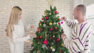 Noel ağacındaki mutlu balo süsleri, çift aşığının yaşam tarzı mutlu noeller Noel tatilleri evde Noel öncesi ağaçla.