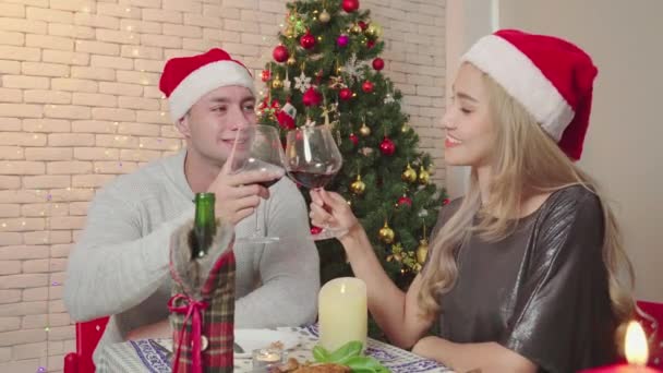 Пара Счастливых Веселых Пить Вино Вместе Рождество День Образ Жизни — стоковое видео