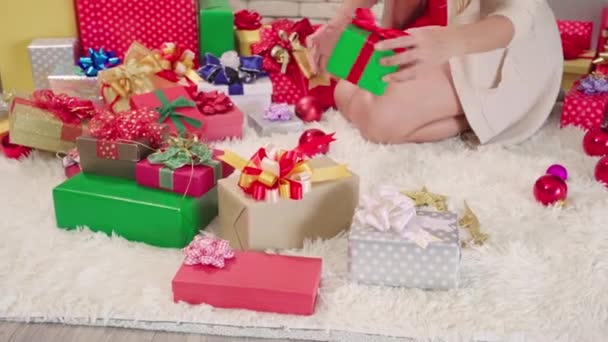 Kvinnor Ordna Och Plocka Upp Presentförpackning Juldagen Livsstil Par Romantik — Stockvideo