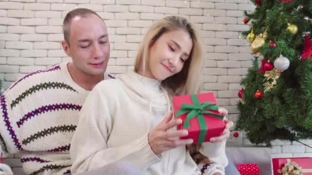 Пара Чоловік Несподівано Дарує Подарункову Коробку Жінці Різдвяний День Спосіб — стокове відео