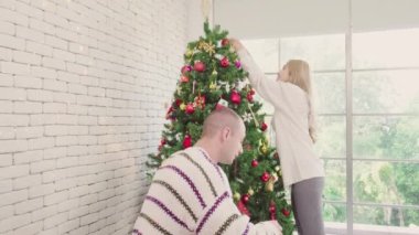 Mutlu mutlu evlilikler Noel günü, çift aşığının yaşam tarzı mutlu noeller Noel tatilleri ağaç ile evde yeni yıldan önce.