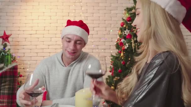 Par Glad Glad Glad Glad Och Dricka Vin Tillsammans Juldagen — Stockvideo