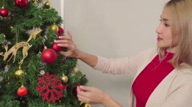 Kadınlar Noel gününde balo ve kırmızı kar süsü süsler. Romantik çiftlerin yaşam tarzı. Mutlu noeller, Noel tatilleri.
