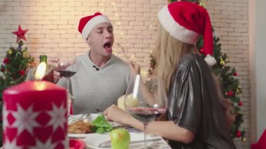 Mutlu komik şakalar Noel günü birlikte tavuk yeriz. Romantik aşıkların yaşam tarzı. Yılbaşından önce ağaçla mutlu noeller.