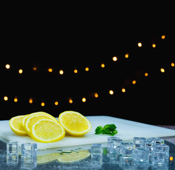 Slice Fresh Lemon Leaf Cutting Board Ice Table Bartender Prepare — ストック写真