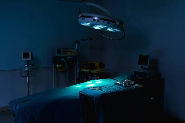 Mörkt Operationssal Med Ljust Sken Sängen Och Medicinsk Utrustning Operationssal — Stockfoto