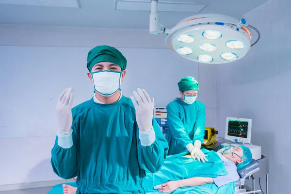 Läkare Bära Handske Och Redo Att Spara Patienten Belysning Operationssal — Stockfoto