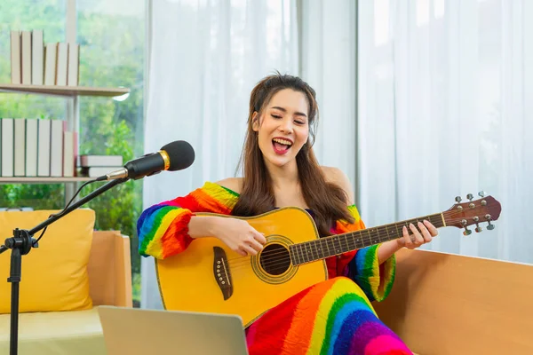 Молоді Жінки Лгбт Співають Грають Гітарі Живуть Соціальній Мережі Ноутбуці — стокове фото