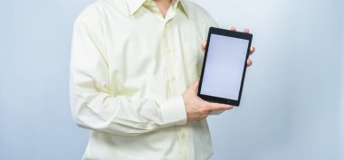 adam sunum için tablet üzerinde beyaz kopya alanı arkaplanını göster