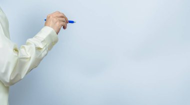 Toplantı sunumu için beyaz fotokopi arkaplanına yazı yazan adam, iş dünyası veri grafiği üzerinde çalışan profesyonel iş adamı