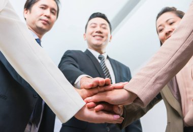Genç erkek ve kadın işçiler iş toplantısında el sıkışırken, liderlik işadamı iş kadını profesyonel iş kadını şirket toplantısında tartışıyor