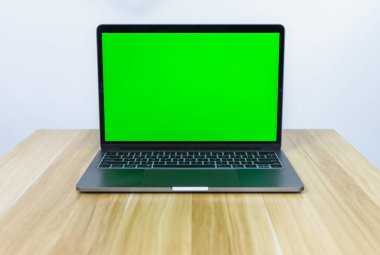 Çalışma masasındaki yönetici nokta veri grafiğini elle kapat. Profesyonel işadamı iş veri grafiği üzerinde çalışıyor