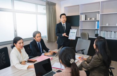 Genç adam yönetici profesyonel takım toplantısında kurumsal işleri sunar liderlik işadamı iş kadını profesyonel iş kadını şirket toplantısında iş kadını tartışması