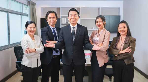 Hombres Mujeres Felices Inteligentes Pie Juntos Sala Reuniones Corporativa — Foto de Stock