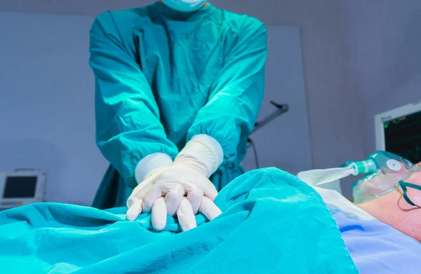 Doktor suni teneffüs kardiyopulmoneri hastaya kapatın. Ameliyathane, ameliyathane veya hastanede doktor ve hasta için ameliyathane.